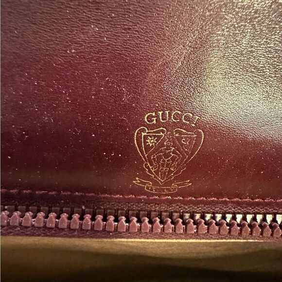 Gucci Elegant Burgundy Leather Shoulder Bag - Picture 3 of 9